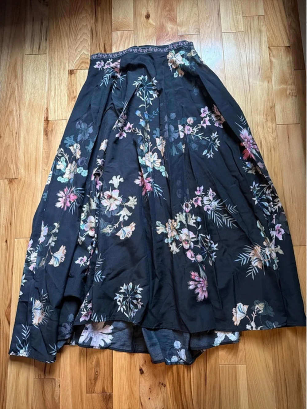 Beautiful H&M NWT floral maxi skirt! Sz 6